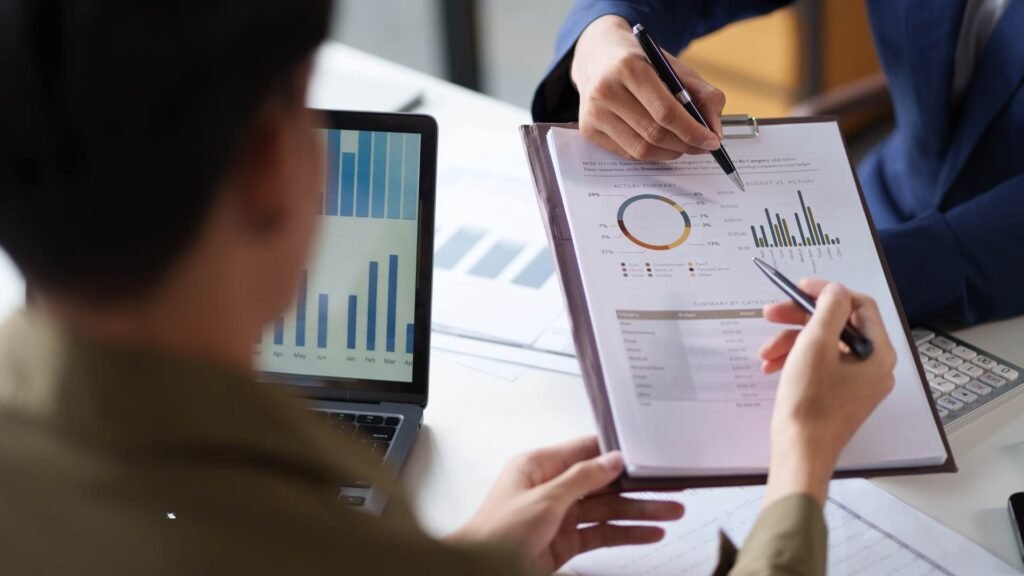 Equipo de agencia de marketing analizando campañas digitales