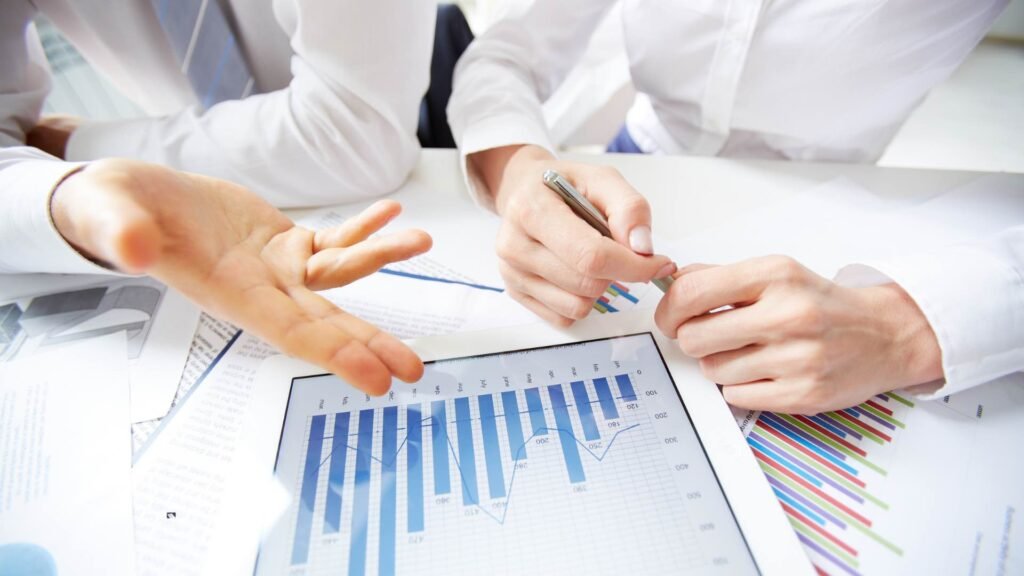 Consultor Google Ads analizando rendimiento de campañas publicitarias